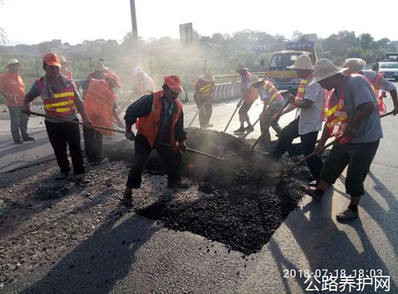 陕西：眉县公路段积极开展雨后路面病害修复工作